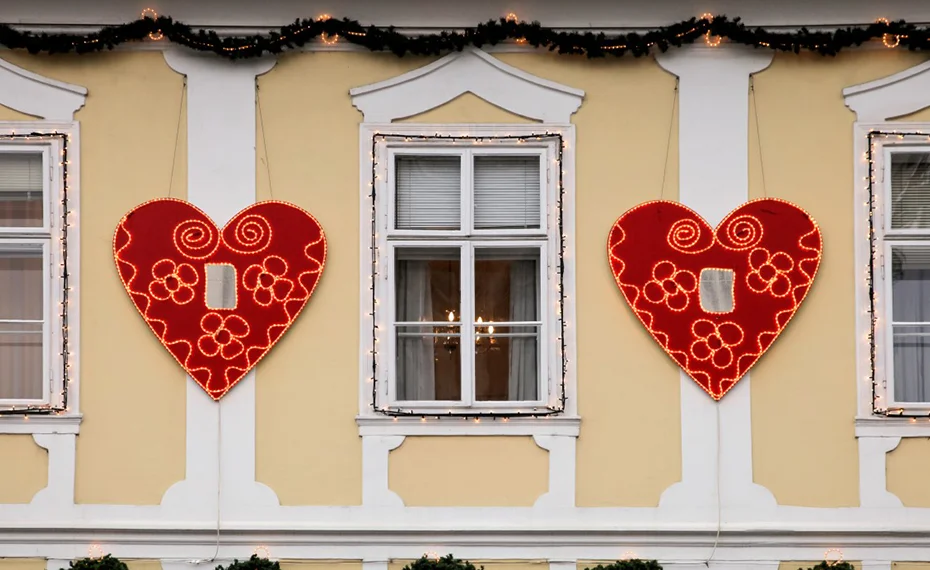Blagdansko uređenje eksterijera zgrada turističke zajednice grada Zagreba