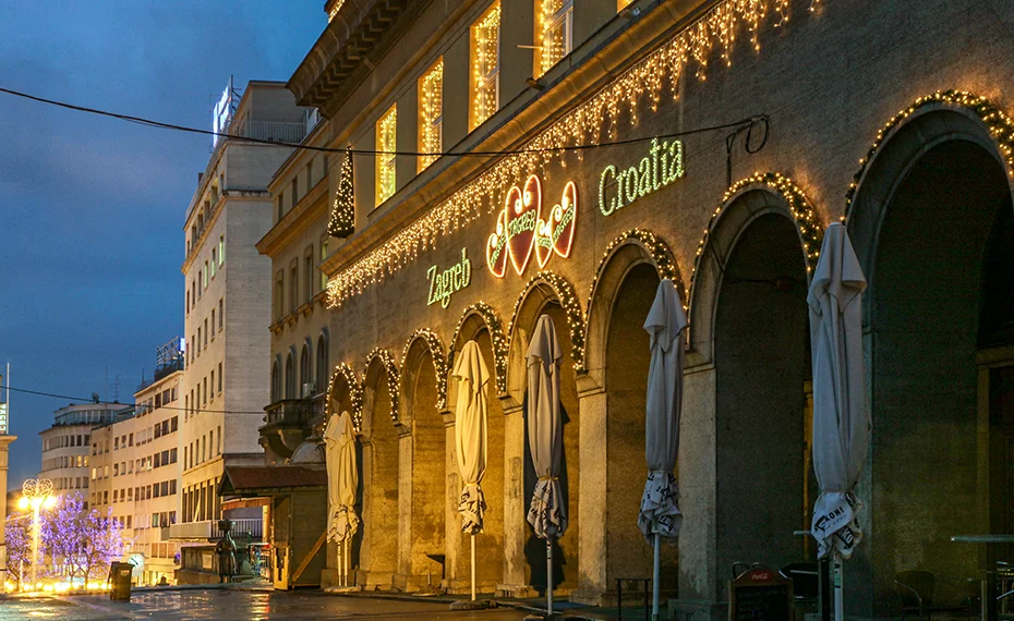 Blagdansko uređenje eksterijera zgrada turističke zajednice grada Zagreba