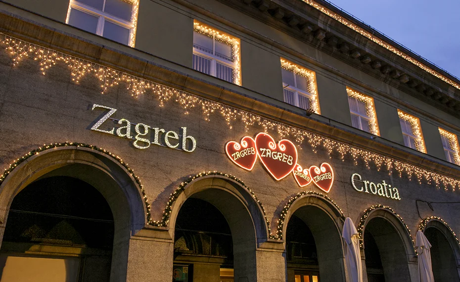 Blagdansko uređenje eksterijera zgrada turističke zajednice grada Zagreba